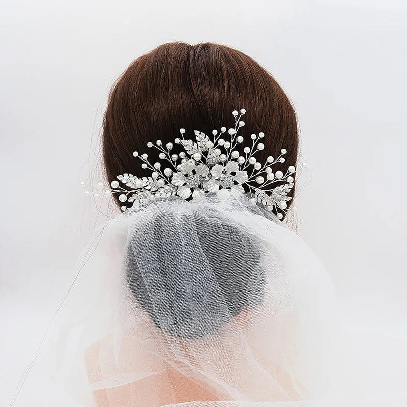 Silberner Haarkamm mit Perlen & Strass – Handgefertigtes elegantes Haarschmuck-Accessoire für Damen & Bräute