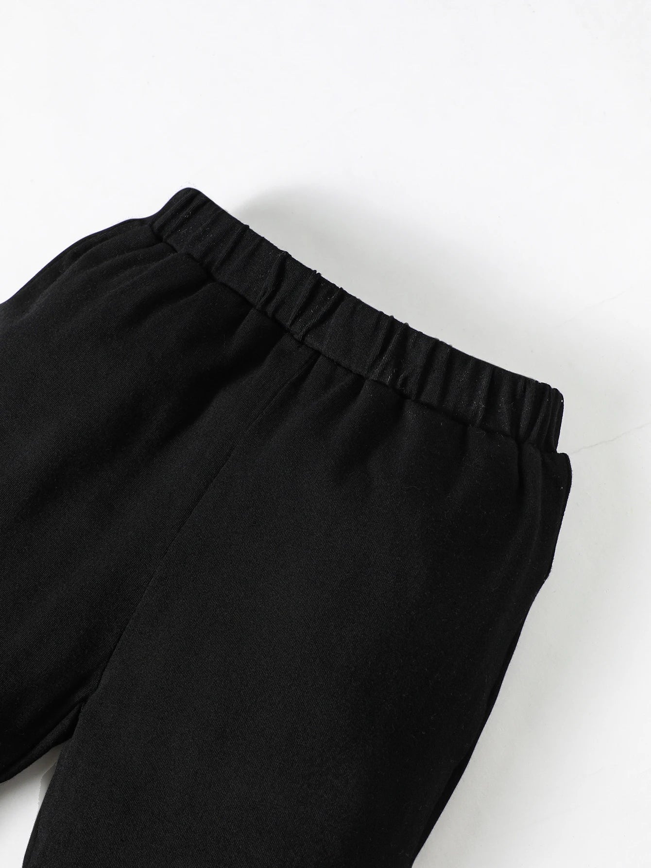 2-teiliges Set für Kleinkinder – Schulterfreies Oberteil mit Blumenmuster & Schwarze Schlaghose – Sommeroutfit für Mädchen (0–3 Jahre)