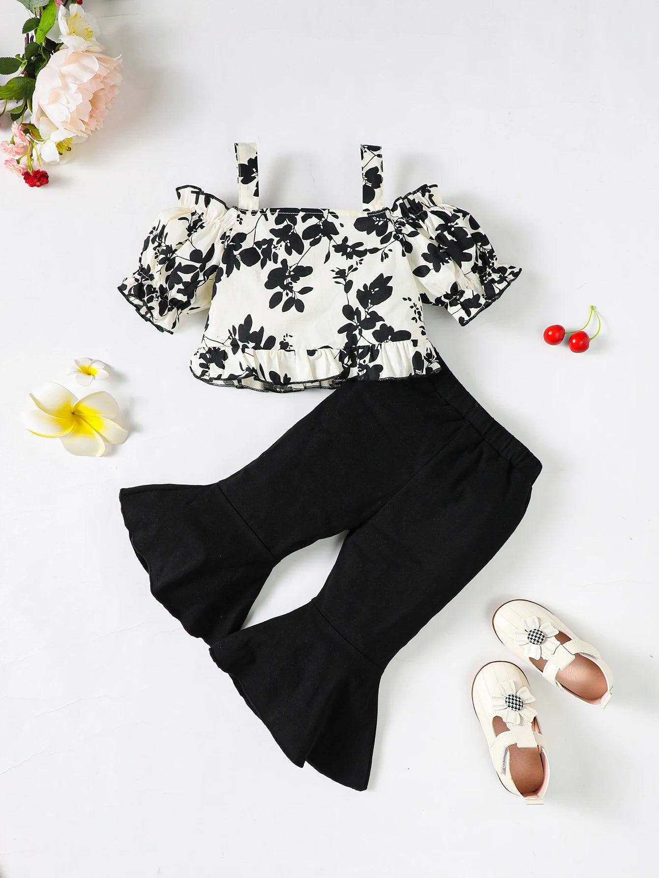 2-teiliges Set für Kleinkinder – Schulterfreies Oberteil mit Blumenmuster & Schwarze Schlaghose – Sommeroutfit für Mädchen (0–3 Jahre)