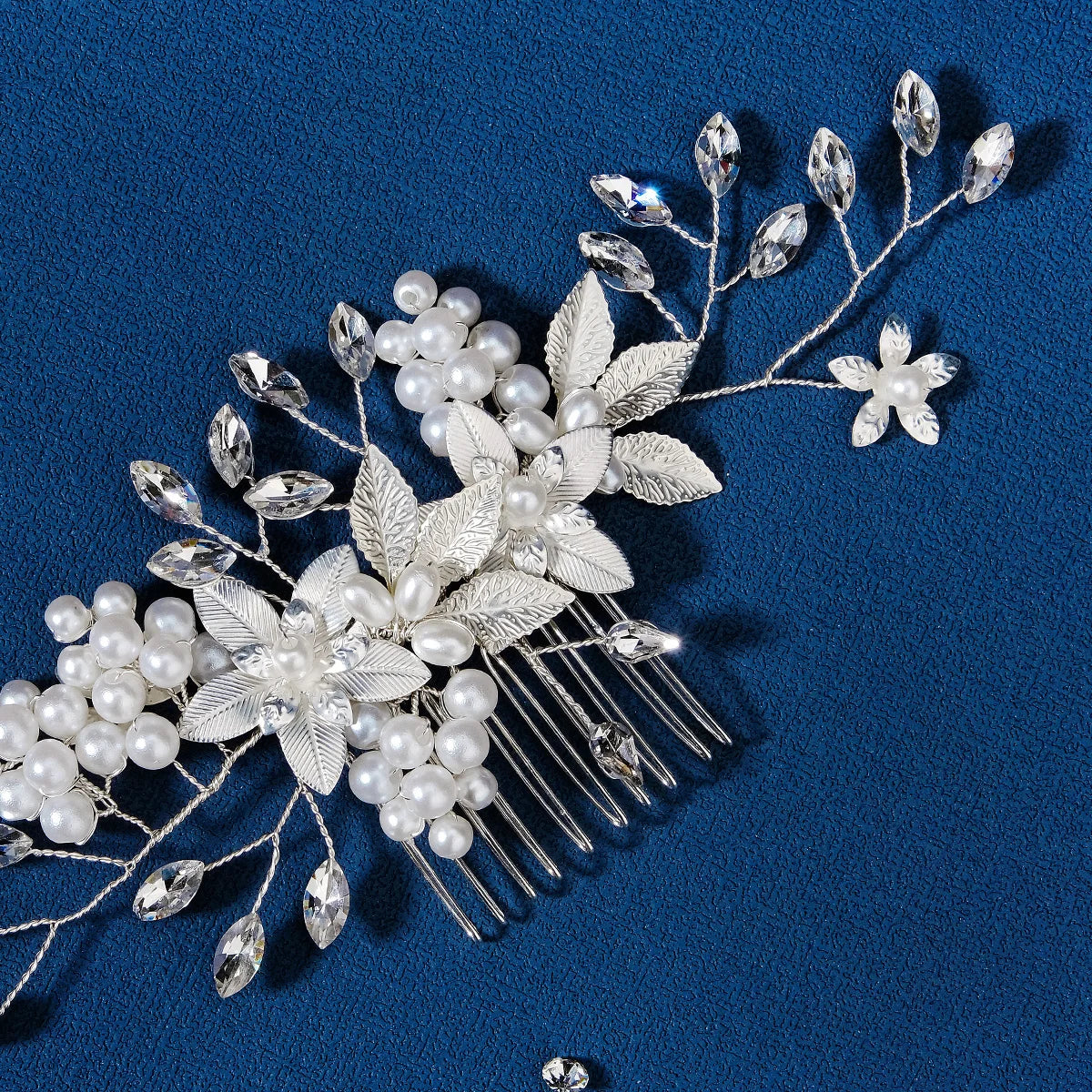 Silberner Haarkamm mit Perlen & Strass – Handgefertigtes elegantes Haarschmuck-Accessoire für Damen & Bräute