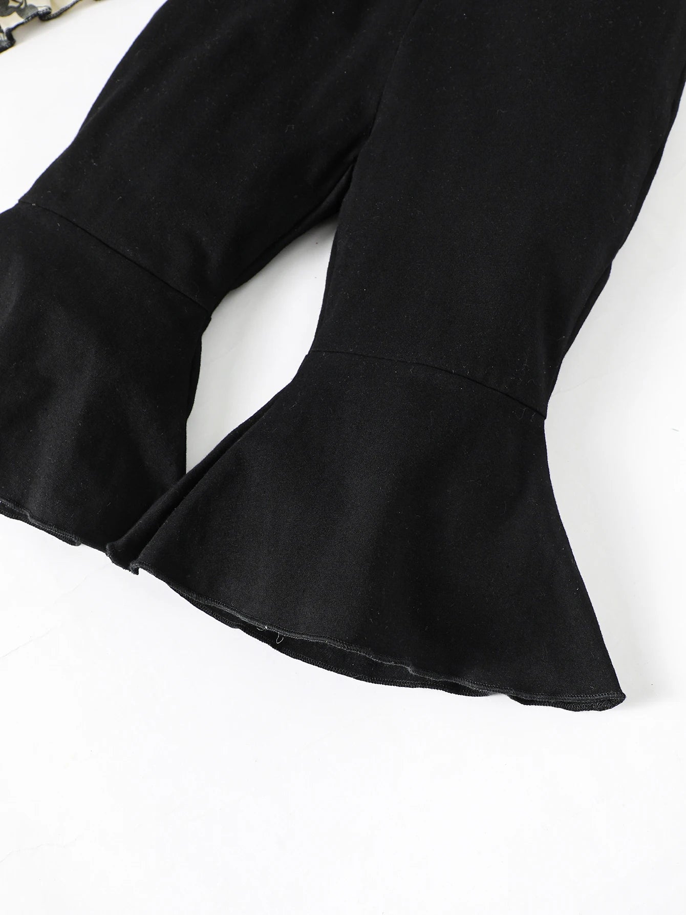 2-teiliges Set für Kleinkinder – Schulterfreies Oberteil mit Blumenmuster & Schwarze Schlaghose – Sommeroutfit für Mädchen (0–3 Jahre)
