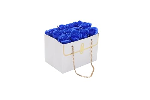 Elegantes Blumenarrangement in stilvoller Tasche mit Goldener Kette