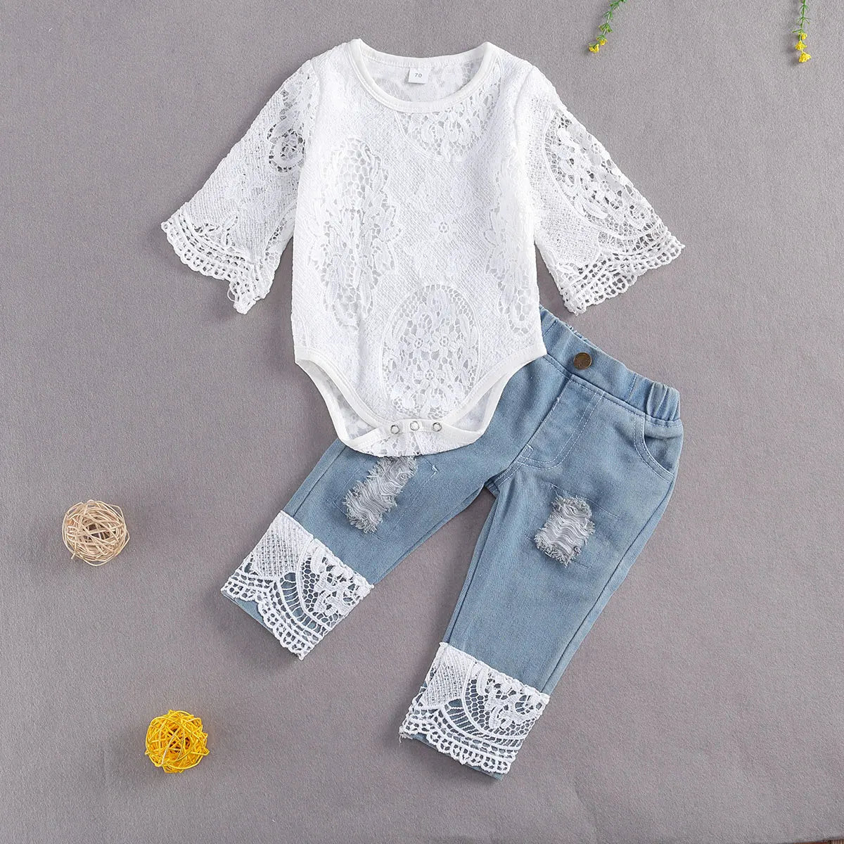 2-teiliges Baby-Mädchen-Outfit – Weißer Langarm-Romper mit Spitze + Jeanshose | Sommer-Herbst Look mit elegantem Design