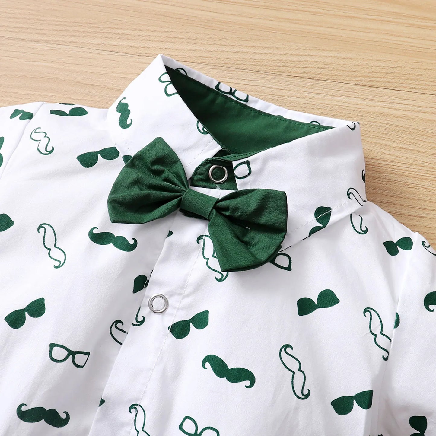 Sommer-Outfit für Baby-Jungen – 2-teilig: Hemd mit Bart-Print & Hosenträger-Shorts – stilvoll & verspielt (0–18 Monate)