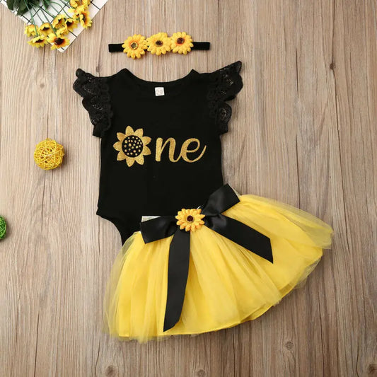 Sommer-Outfit für Baby-Mädchen – 3-teilig: Ärmelloser Body mit Blumenmuster, Rock & Haarband – von Pudcoco