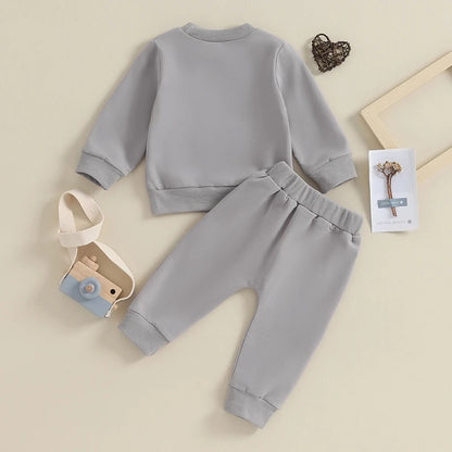 Baby Jungen 2-tlg. Herbst-Winter Set – Sweatshirt mit Buchstaben-Stickerei + Hose mit Tasche | Bequemes Outfit für Kleinkinder 0–3 Jahre