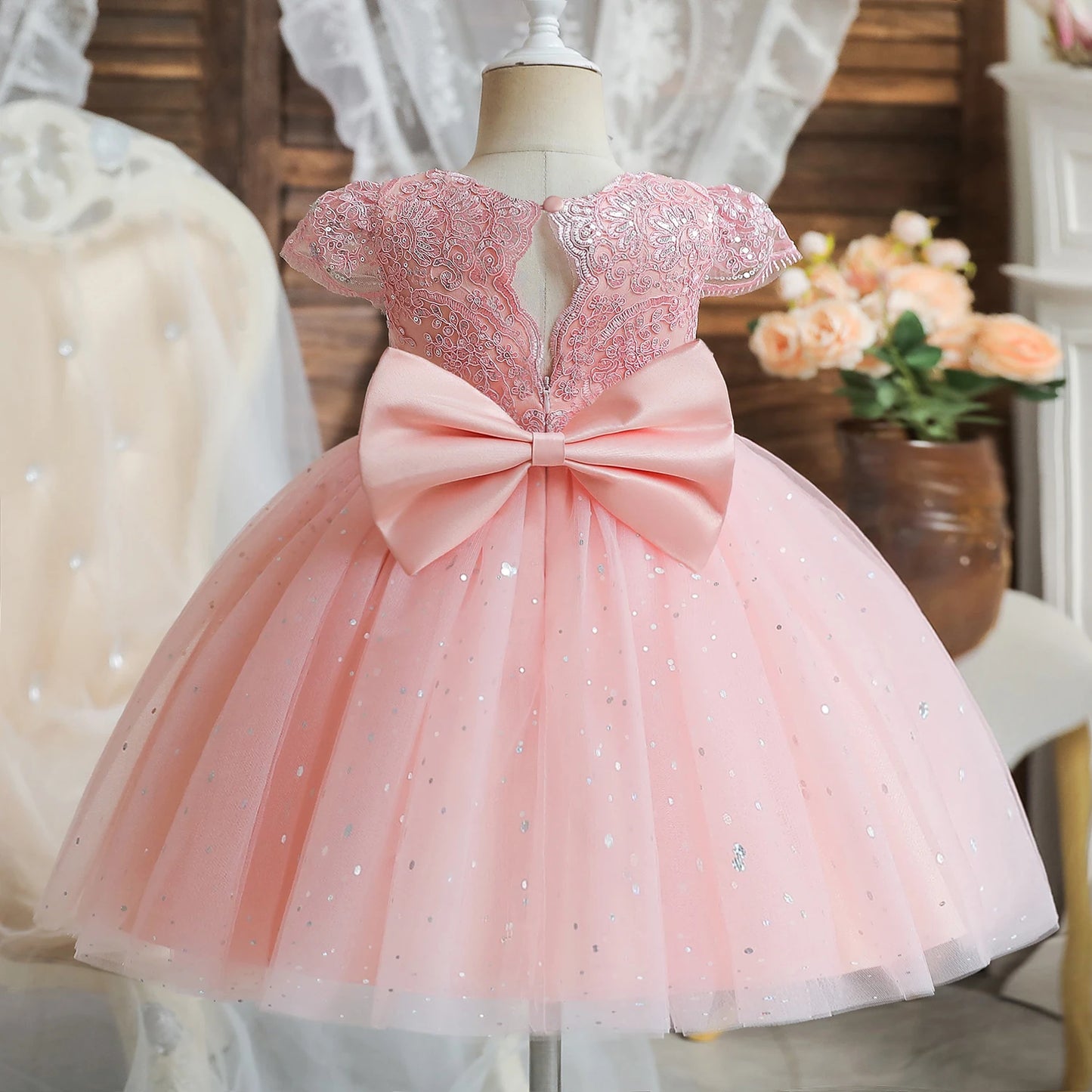 Vintage Prinzessinnenkleid mit Spitze & Stickerei – Luxuriöses Partykleid für Mädchen mit Rüschen & Goldakzenten (1–5 Jahre)