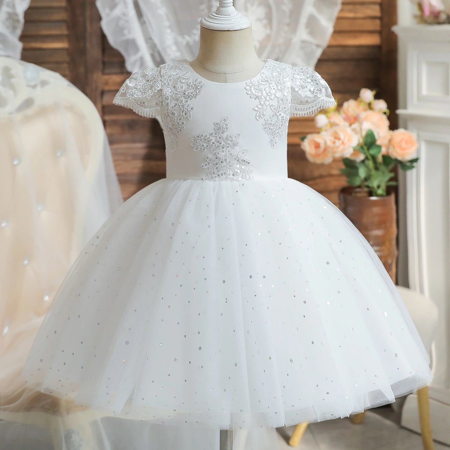 Vintage Prinzessinnenkleid mit Spitze & Stickerei – Luxuriöses Partykleid für Mädchen mit Rüschen & Goldakzenten (1–5 Jahre)