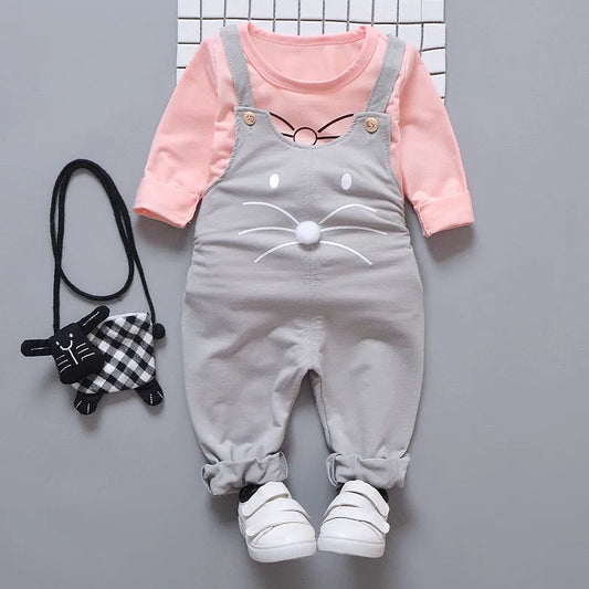 Frühlings-Herbst Baby Mädchen Set – Langarmshirt mit Cartoon-Print & Hosenträgerhose im Zweiteiler