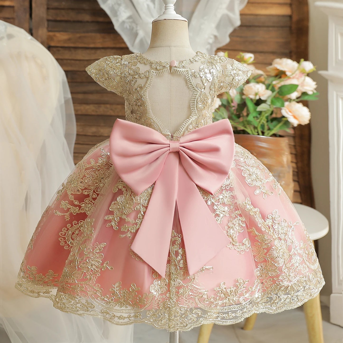 Vintage Prinzessinnenkleid mit Spitze & Stickerei – Luxuriöses Partykleid für Mädchen mit Rüschen & Goldakzenten (1–5 Jahre)