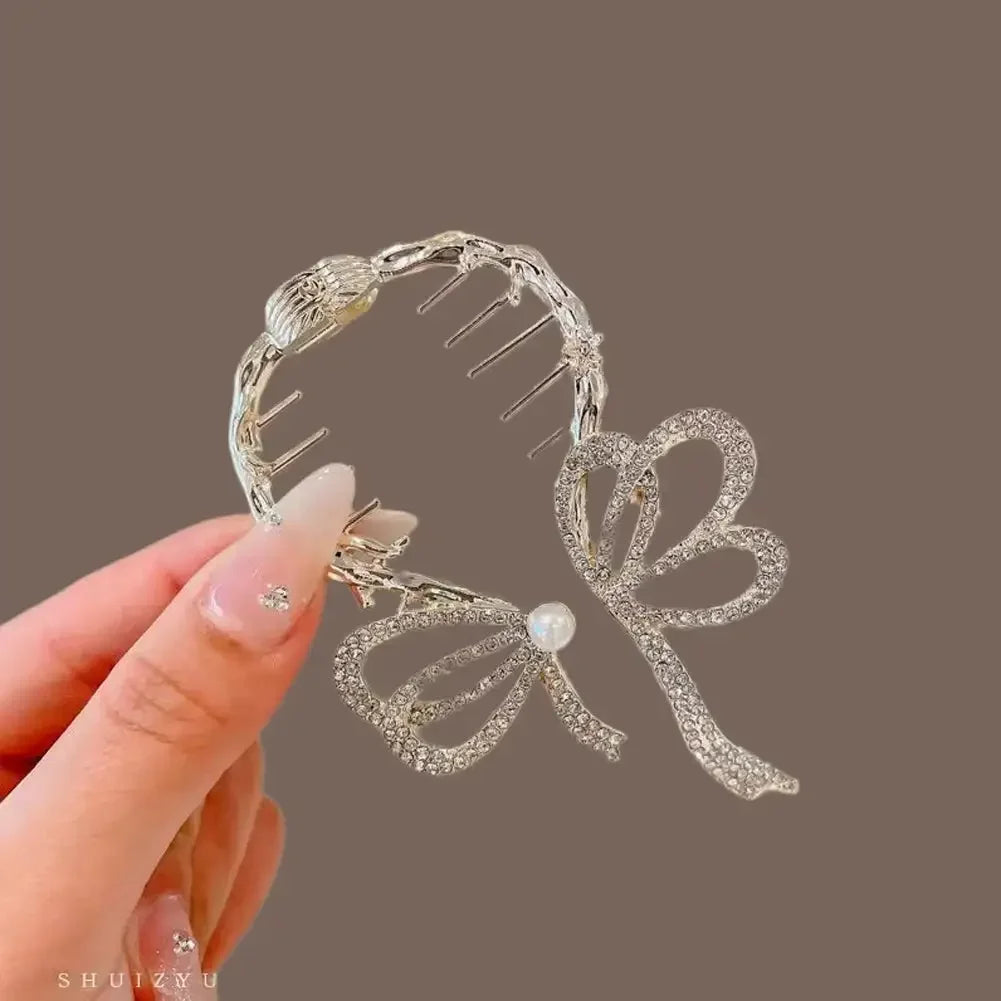 Elegante Haarkralle mit Blumen-Quaste – Schmetterling, Strass & Perlen – Haarclip für Damen | Dutt- & Zopfhalter Accessoire
