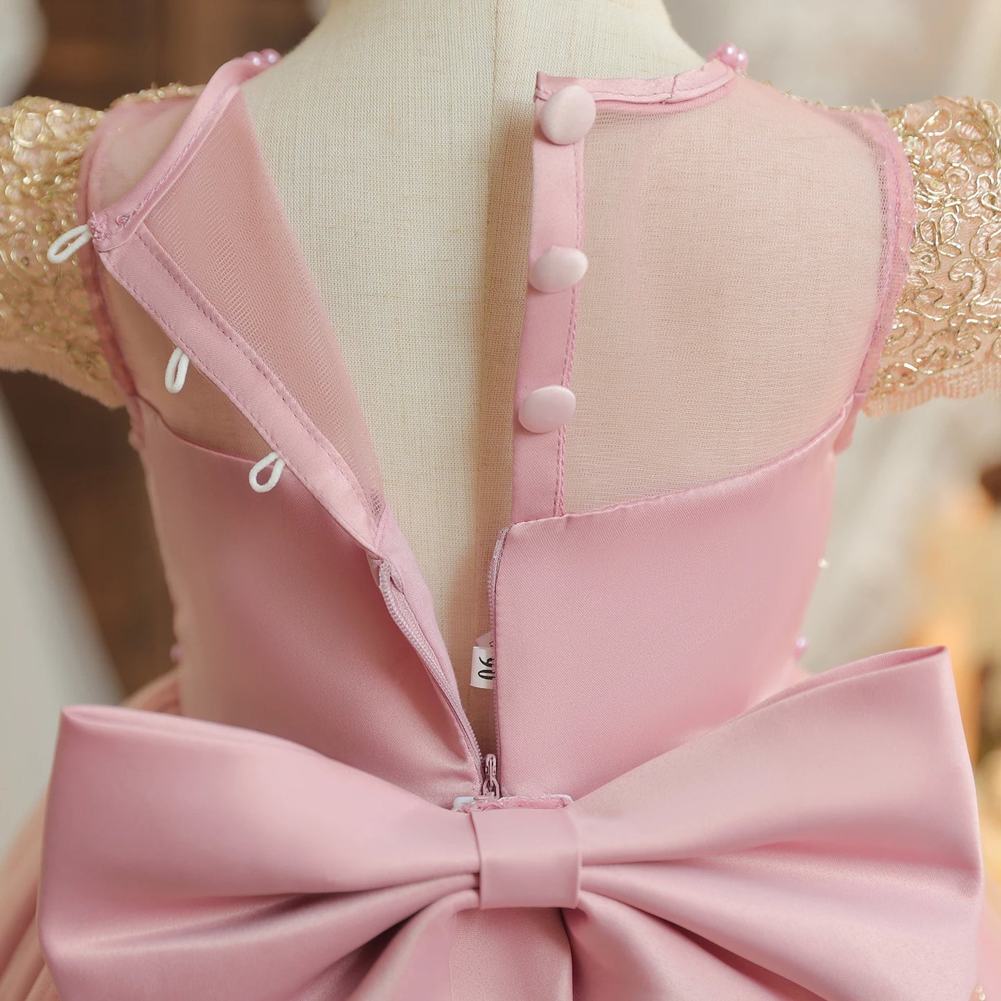 Vintage Prinzessinnenkleid mit Spitze & Stickerei – Luxuriöses Partykleid für Mädchen mit Rüschen & Goldakzenten (1–5 Jahre)