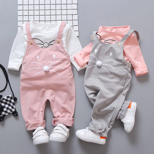 Frühlings-Herbst Baby Mädchen Set – Langarmshirt mit Cartoon-Print & Hosenträgerhose im Zweiteiler
