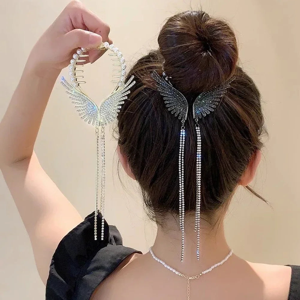 Elegante Haarkralle mit Blumen-Quaste – Schmetterling, Strass & Perlen – Haarclip für Damen | Dutt- & Zopfhalter Accessoire