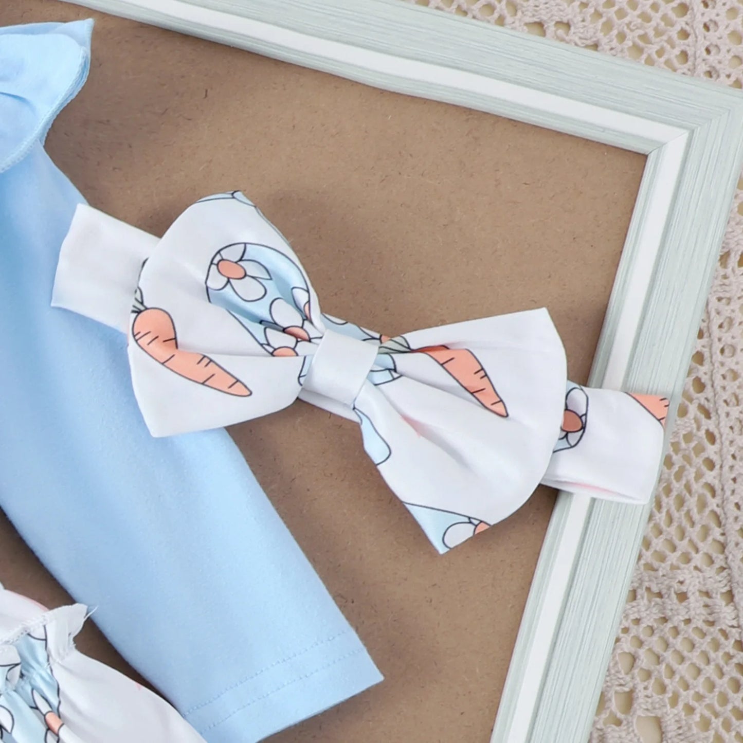 My First Easter” Baby-Mädchen-Outfit – 4-teilig: Hasen-Body, Karotten-Shorts, Socken & Haarband – von Prowow