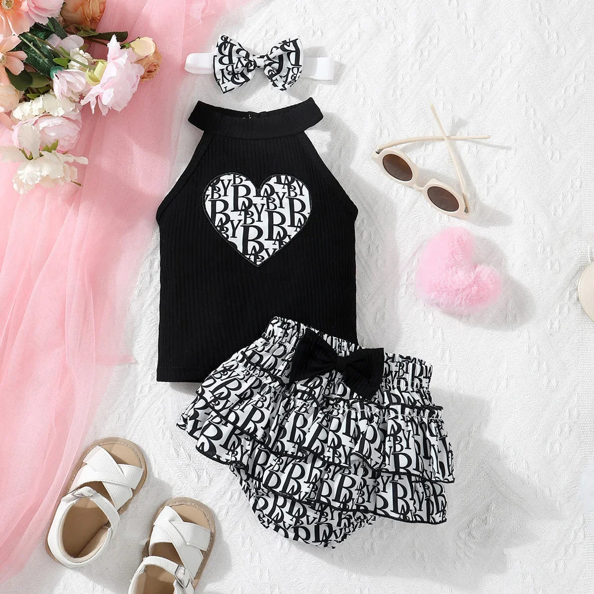 2-teiliges Sommer-Set für Neugeborene – Ärmelloses Top mit Halsband & Spitzenhöschen mit Schleifen – Herzmuster, süß & stilvoll (0–12 Monate)
