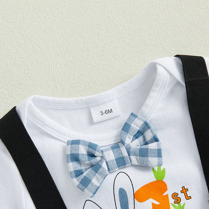 Baby-Jungen Oster-Outfit – 2-teilig: Kurzarm-Body mit Auto- & Hasen-Print + karierten Hosenträger-Shorts – von Emmababy (0–18 Monate)