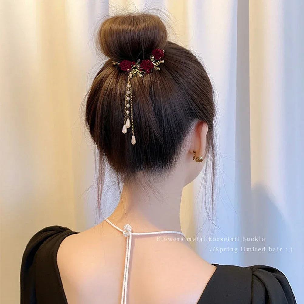 Elegante Haarkralle mit Blumen-Quaste – Schmetterling, Strass & Perlen – Haarclip für Damen | Dutt- & Zopfhalter Accessoire