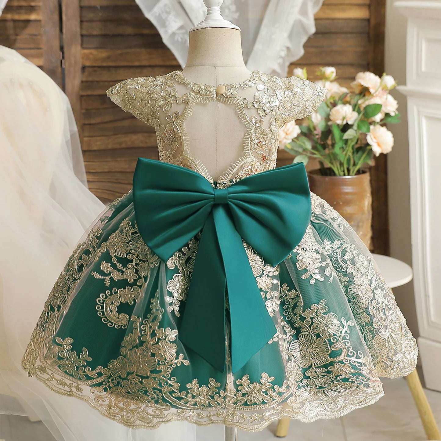 Vintage Prinzessinnenkleid mit Spitze & Stickerei – Luxuriöses Partykleid für Mädchen mit Rüschen & Goldakzenten (1–5 Jahre)