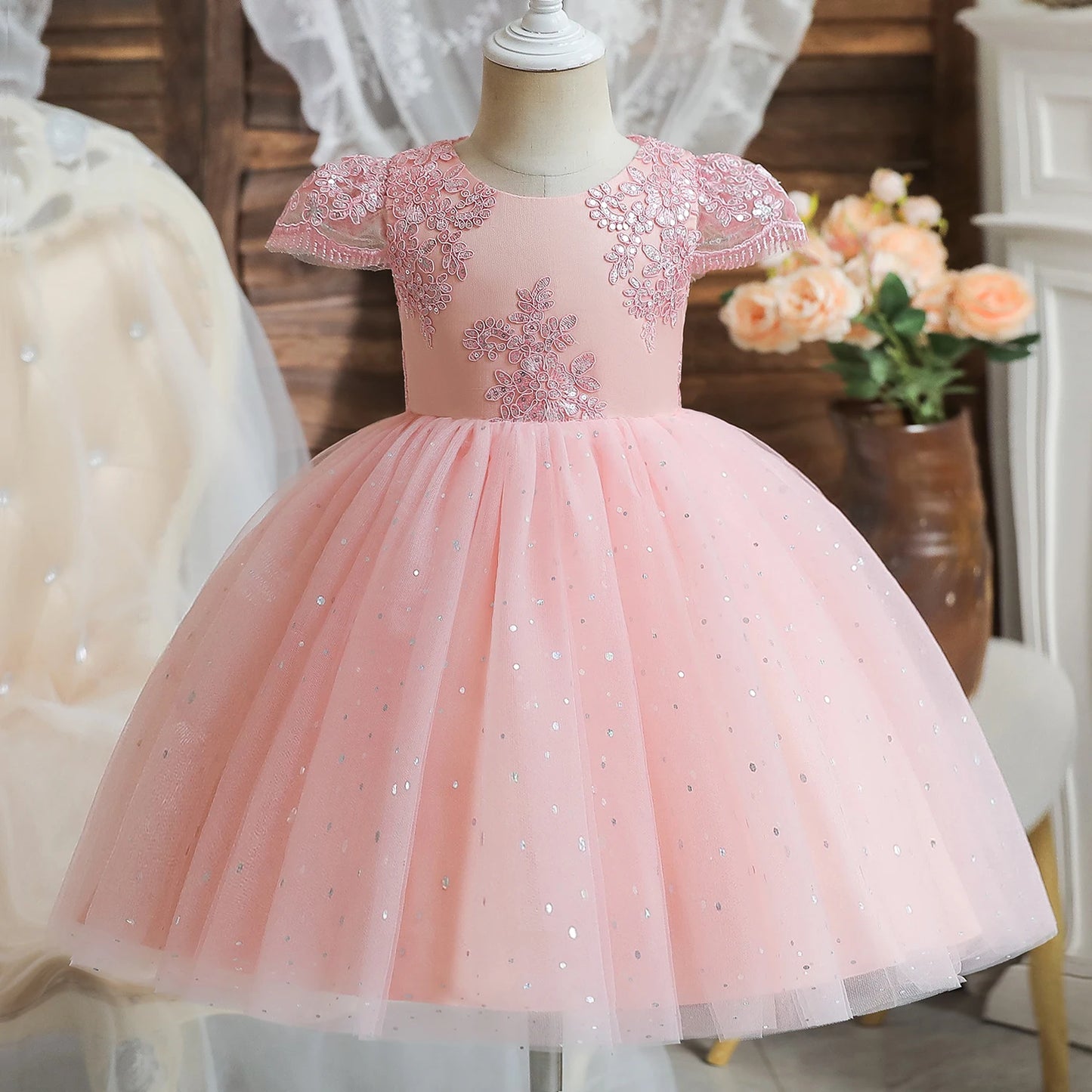Vintage Prinzessinnenkleid mit Spitze & Stickerei – Luxuriöses Partykleid für Mädchen mit Rüschen & Goldakzenten (1–5 Jahre)