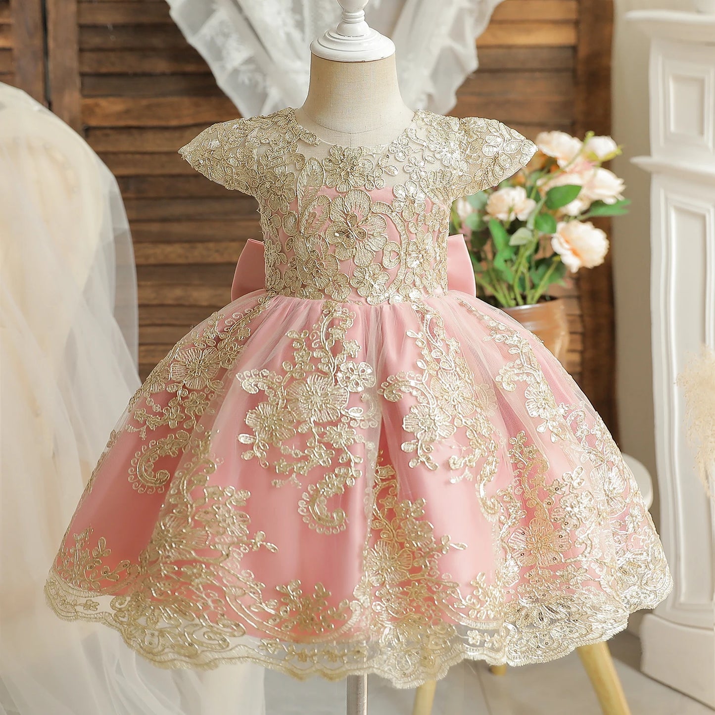 Vintage Prinzessinnenkleid mit Spitze & Stickerei – Luxuriöses Partykleid für Mädchen mit Rüschen & Goldakzenten (1–5 Jahre)