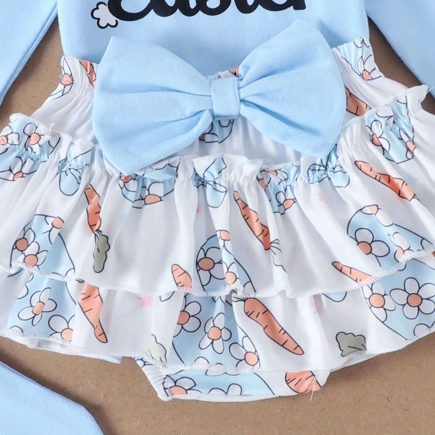 My First Easter” Baby-Mädchen-Outfit – 4-teilig: Hasen-Body, Karotten-Shorts, Socken & Haarband – von Prowow