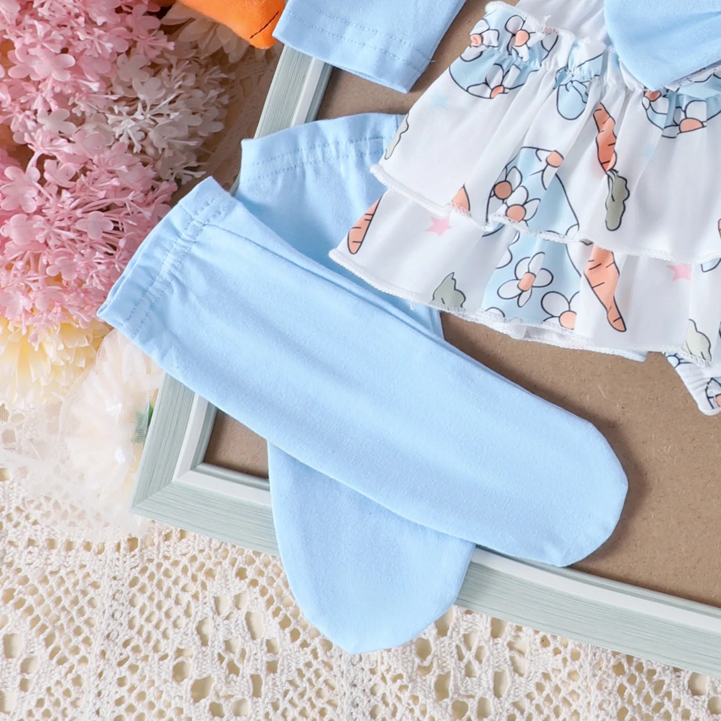 My First Easter” Baby-Mädchen-Outfit – 4-teilig: Hasen-Body, Karotten-Shorts, Socken & Haarband – von Prowow